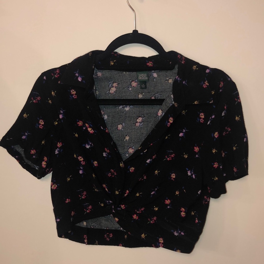 Black floral cropped blouse 🖤🌸